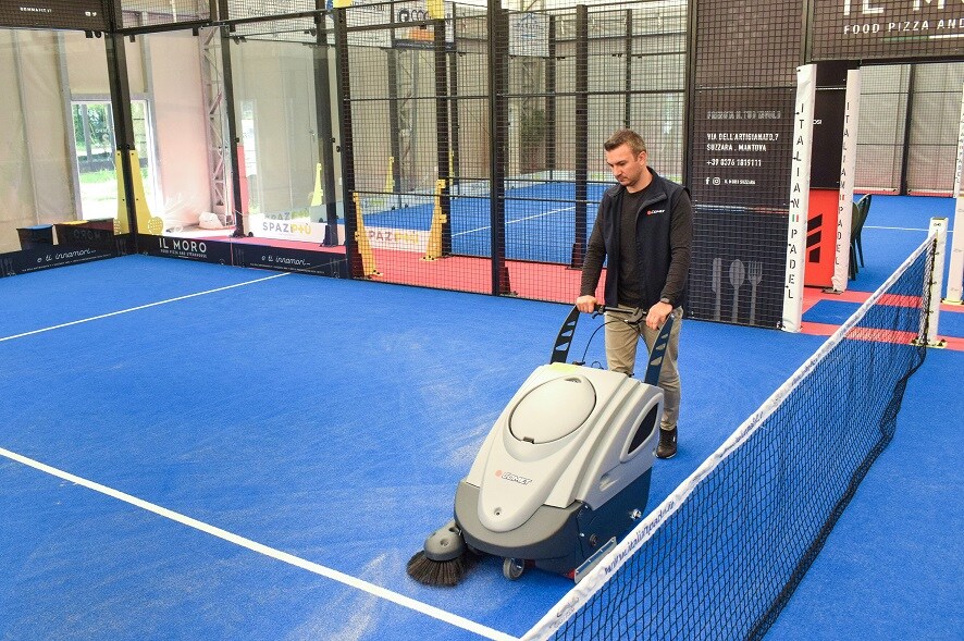 Comet Court: the sweeper for padel courts
